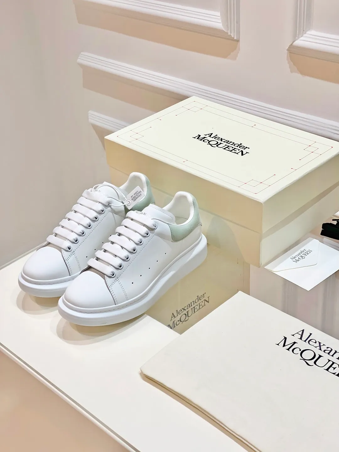 👟👟Ex-factory price 560👟👟 𝐀𝐥𝐞𝐱𝐚𝐧𝐝𝐞𝐫 𝐌𝐜𝐐𝐮𝐞𝐞𝐧A must-have for going out ~ full of confidence. McQueen white shoes are versatile and can instantly elongate your proportions. The long legs that fill the screen make you confident, sweet and cool, and can be controlled by both male and female gods, making you look better as you wear them. ⭐Shoe upper material: first-layer cowhide ⭐Shoe lining material: sheepskin ⭐Available sizes: 35-40, male 39-45 (female 40, male 45 customized)